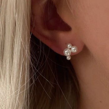 Dimah øreringe i forgyldt sølv med perle fra NAVA Copenhagen